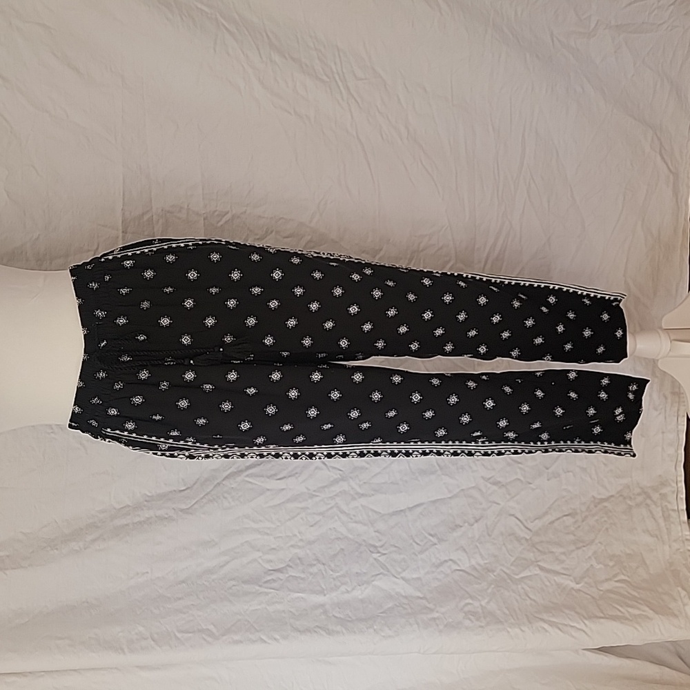 Old Navy Size XS Black & White Patterned Pull-On Cropped Pants, EUC